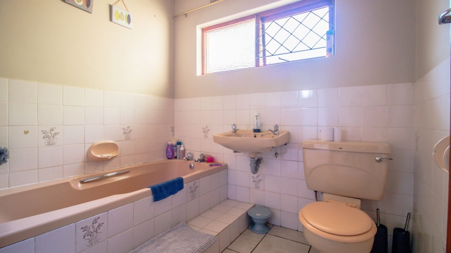3 Bedroom Property for Sale in Bonza Bay Eastern Cape